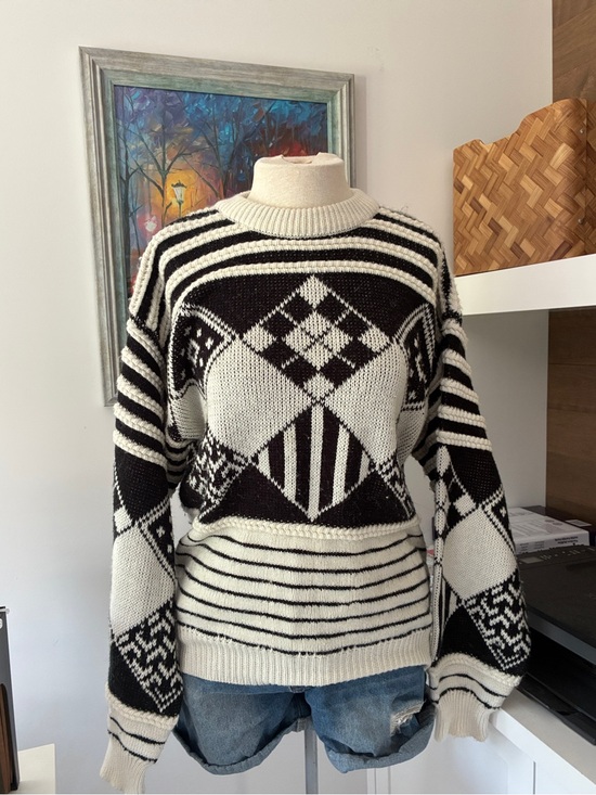Sweaters - Vintage black and White sweater medium
